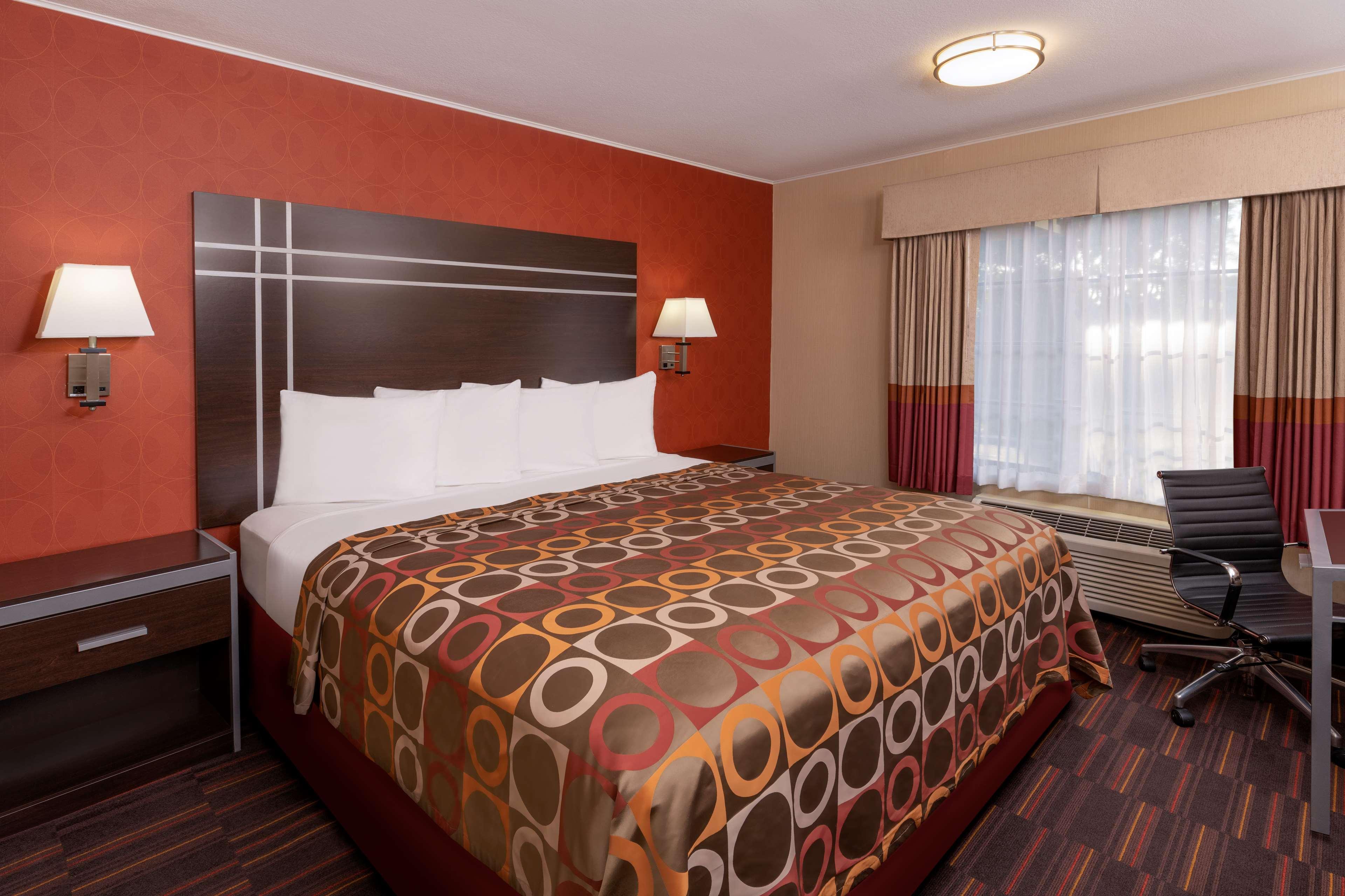 Best Western Plus Raffles Inn & Suites Anaheim Exterior photo