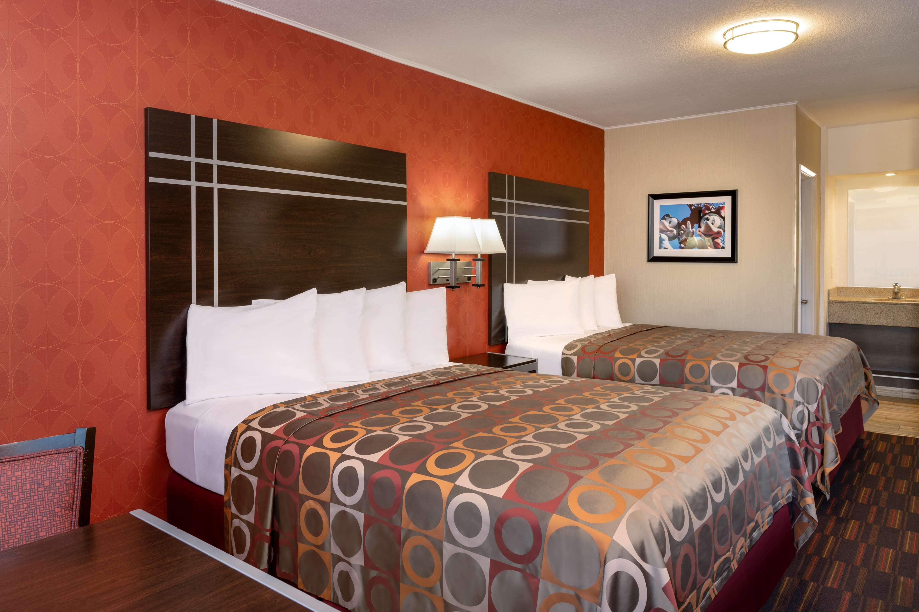 Best Western Plus Raffles Inn & Suites Anaheim Exterior photo