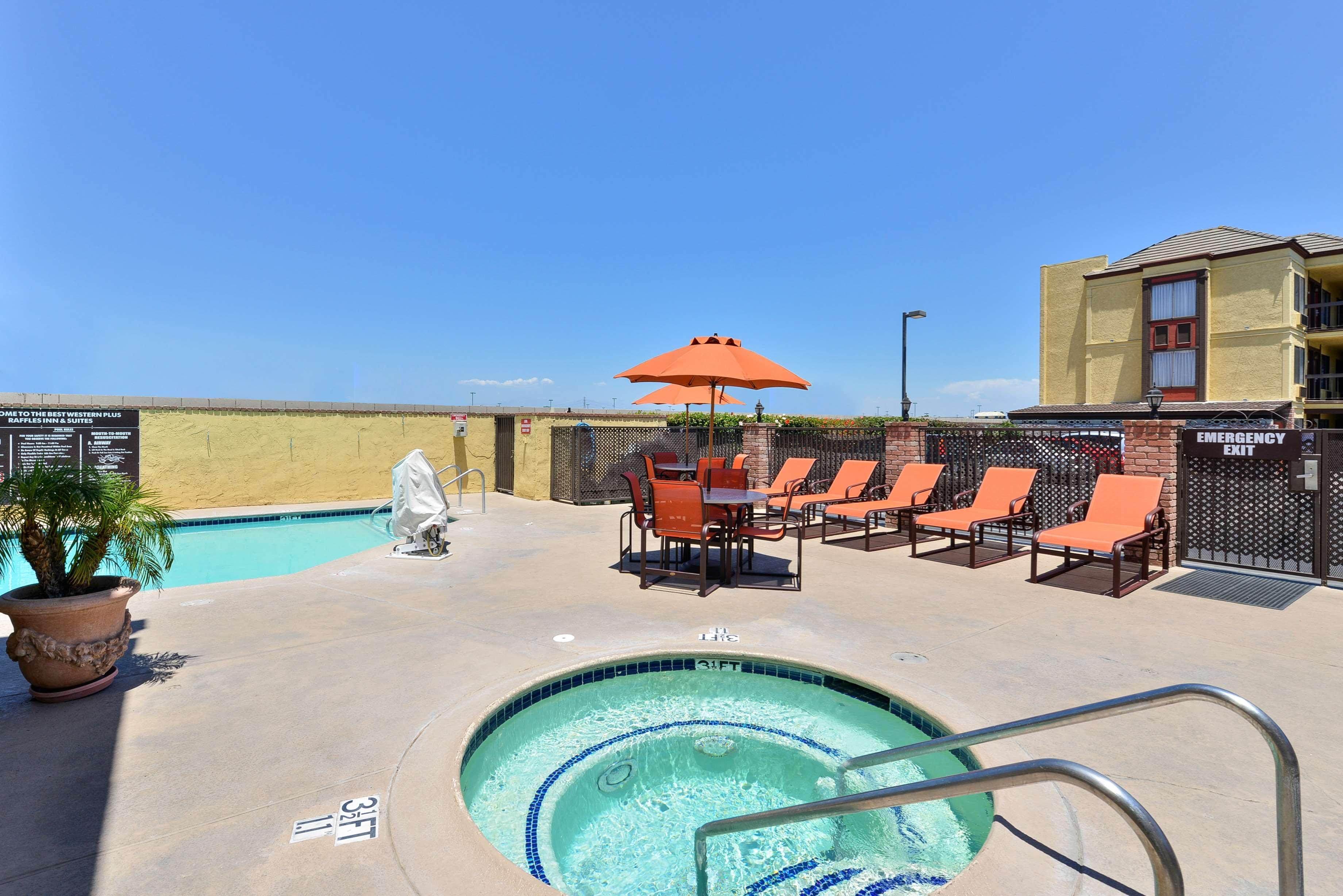 Best Western Plus Raffles Inn & Suites Anaheim Exterior photo