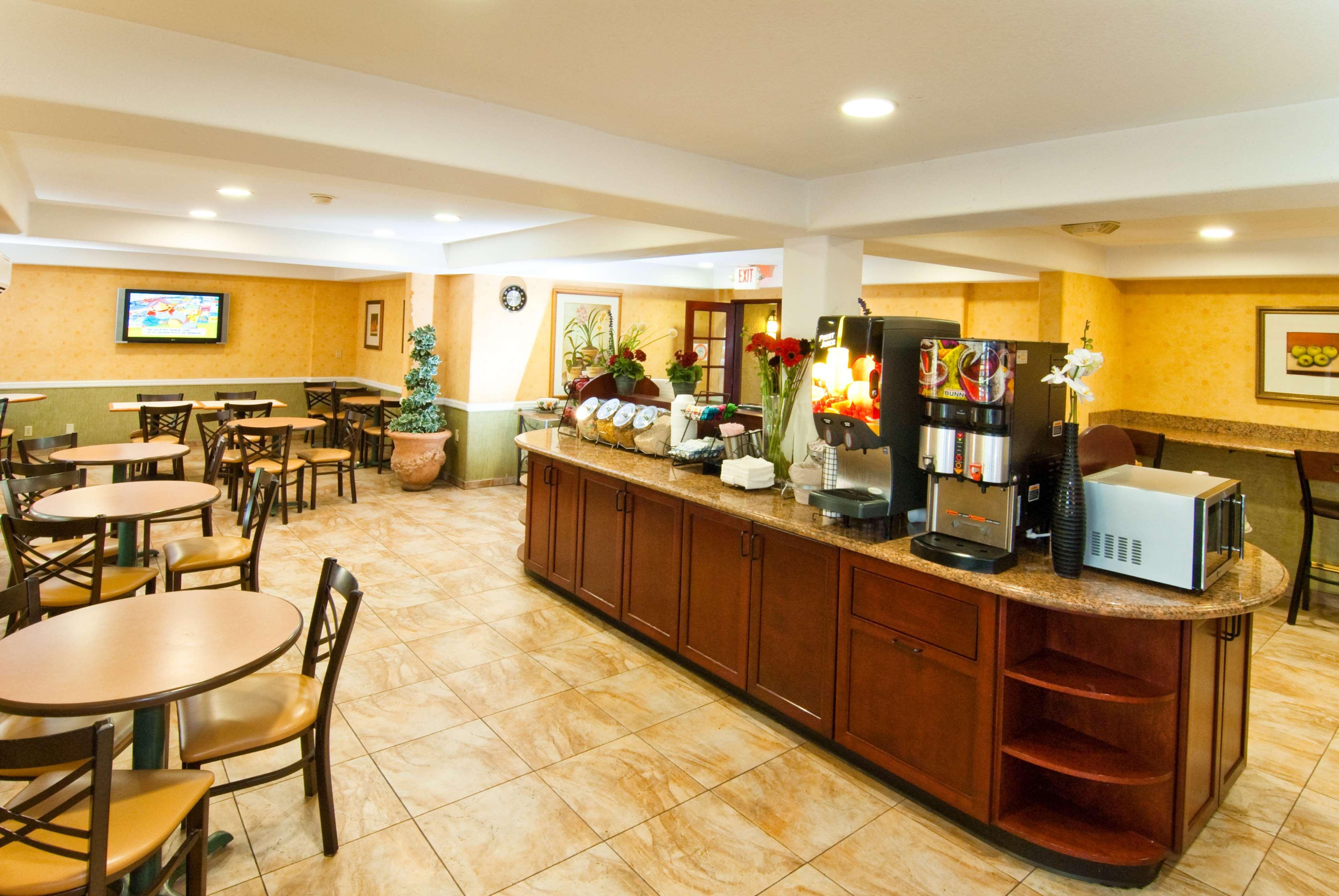 Best Western Plus Raffles Inn & Suites Anaheim Exterior photo