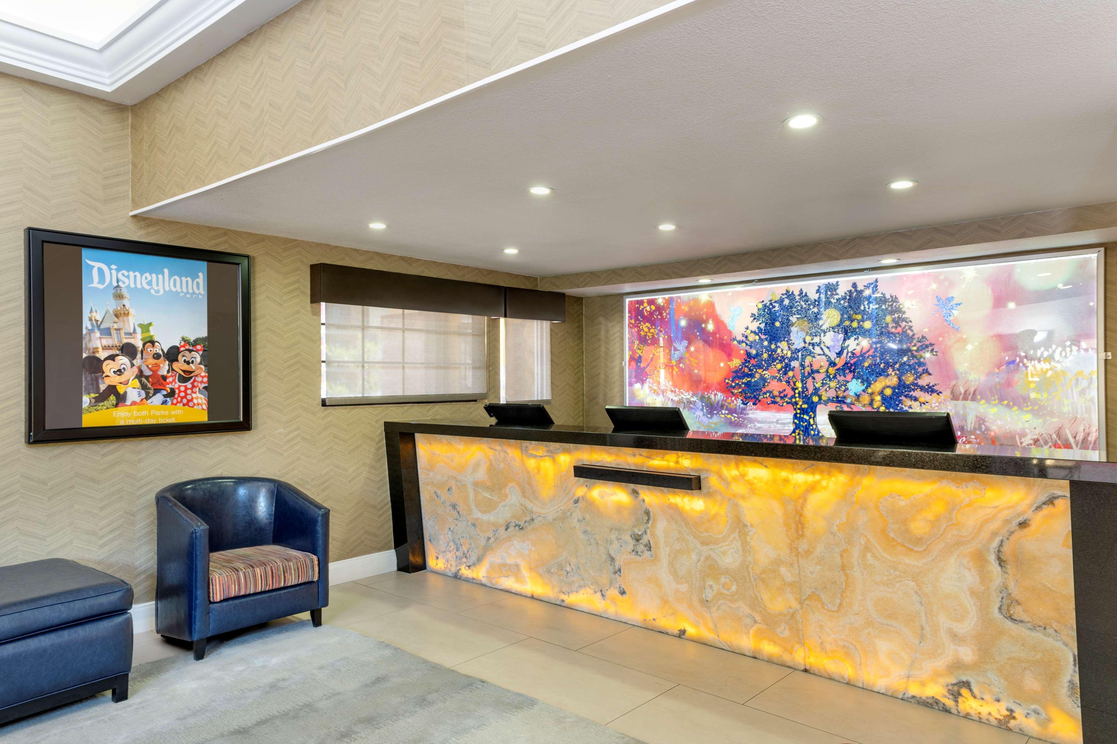 Best Western Plus Raffles Inn & Suites Anaheim Exterior photo