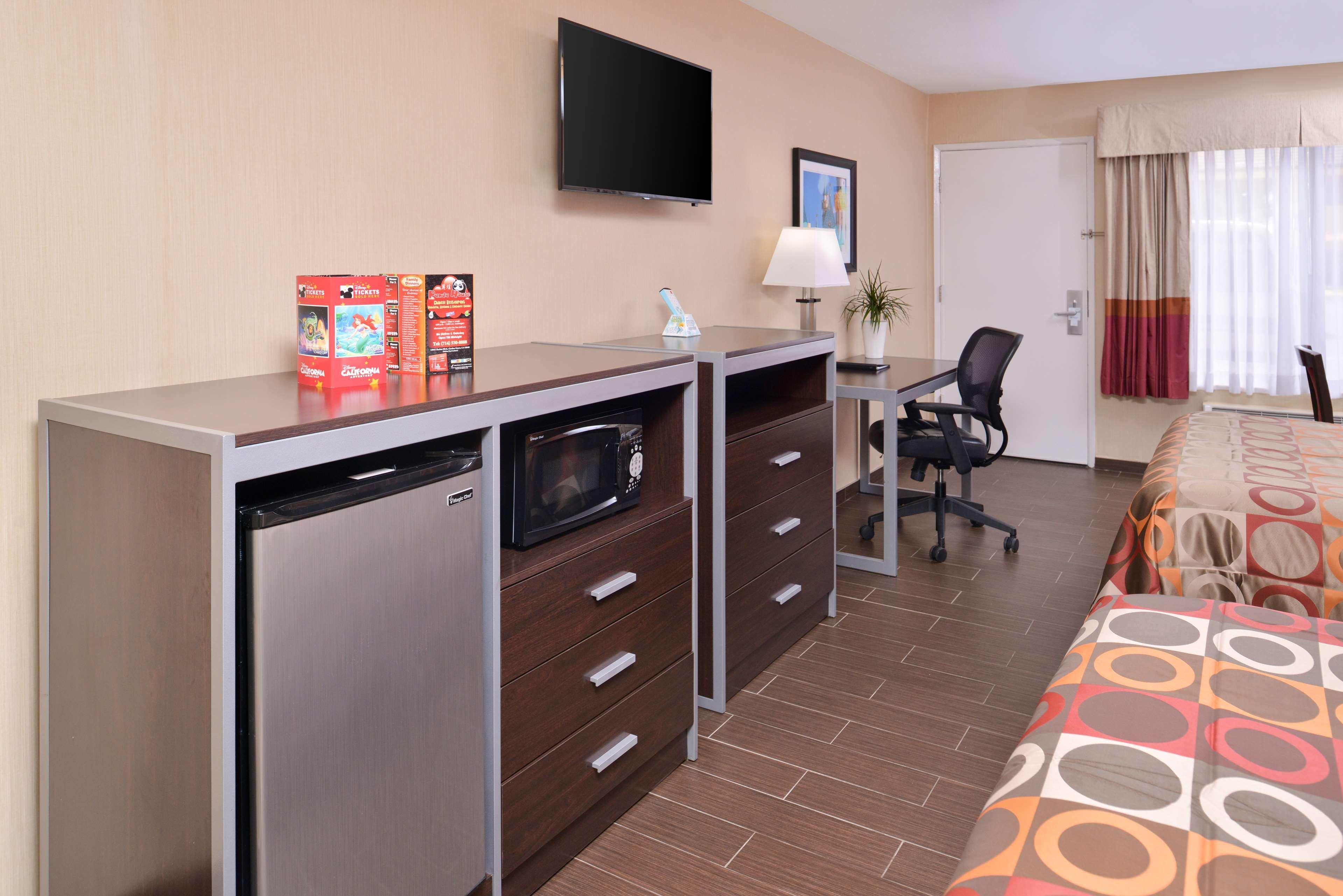 Best Western Plus Raffles Inn & Suites Anaheim Exterior photo