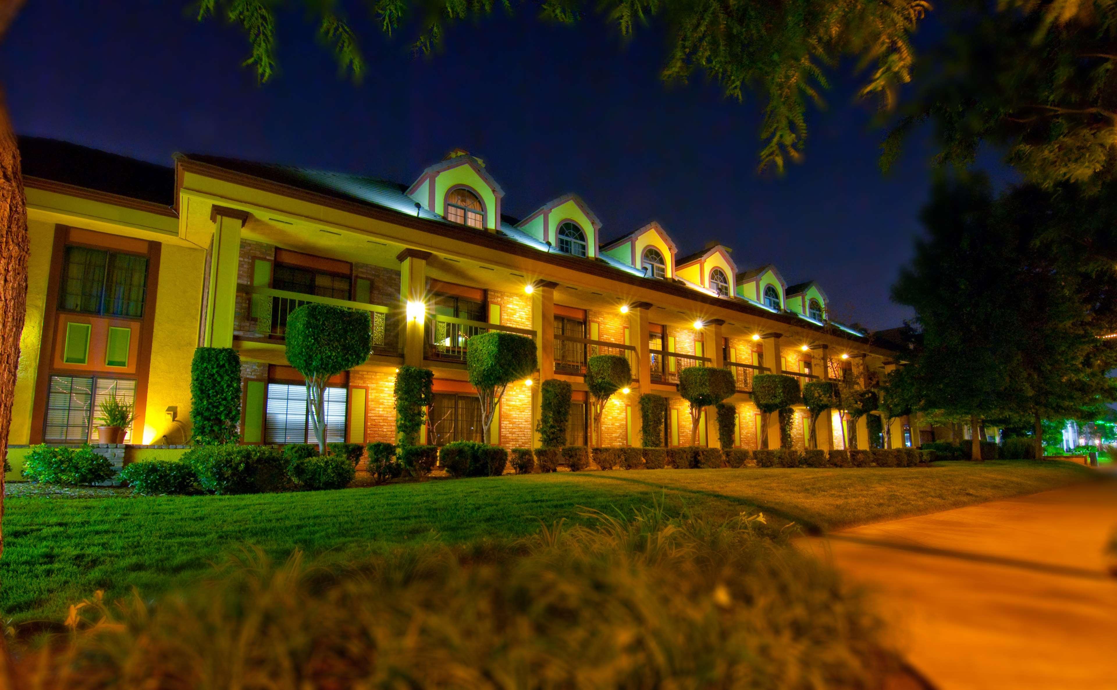 Best Western Plus Raffles Inn & Suites Anaheim Exterior photo