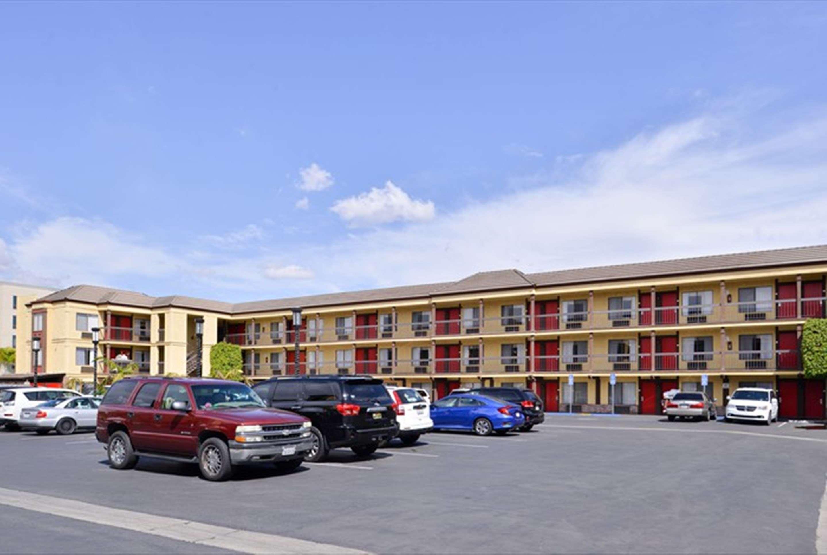 Best Western Plus Raffles Inn & Suites Anaheim Exterior photo