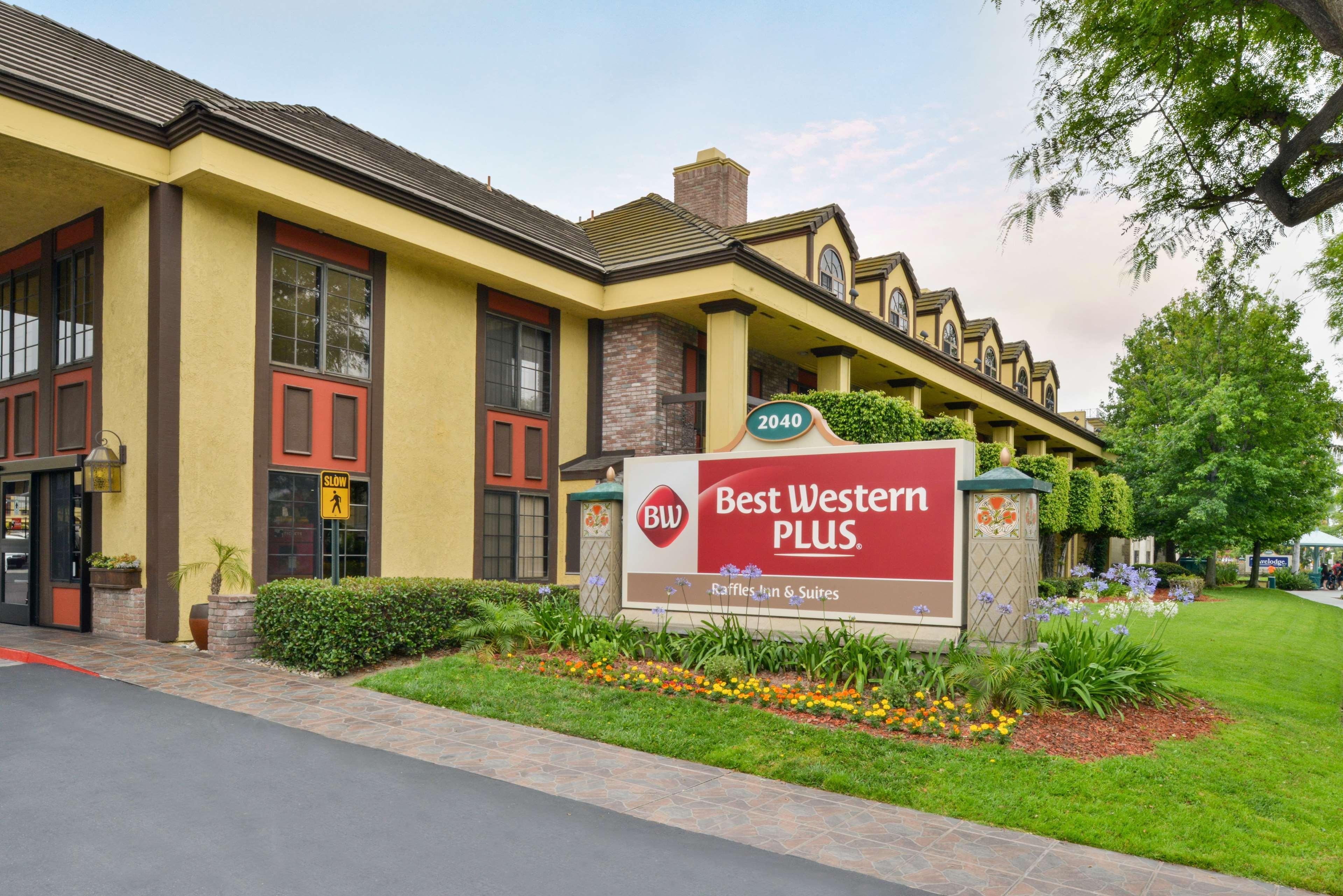 Best Western Plus Raffles Inn & Suites Anaheim Exterior photo