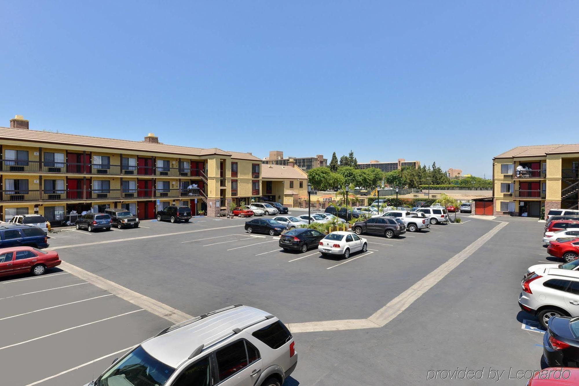 Best Western Plus Raffles Inn & Suites Anaheim Exterior photo