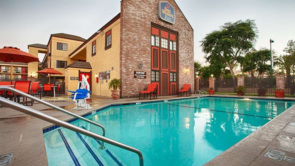 Best Western Plus Raffles Inn & Suites Anaheim Exterior photo