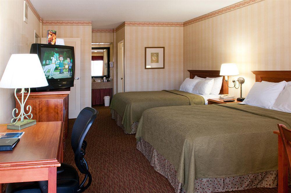 Best Western Plus Raffles Inn & Suites Anaheim Room photo